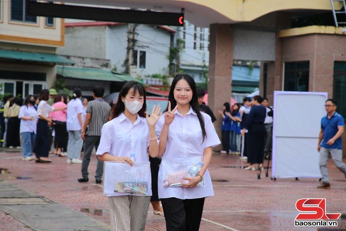 Các thi sinh mang tâm thế thoải mái, tự tin trước khi bước vào phòng thi.