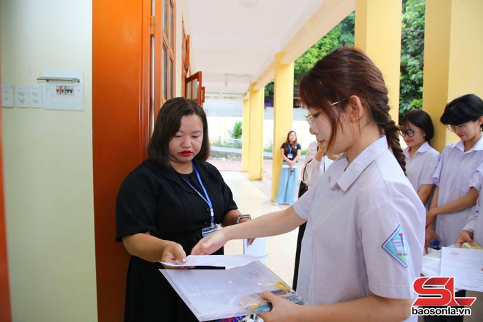 Thí sinh điểm thi Trường THPT Tô Hiệu làm thủ tục vào phòng thi.