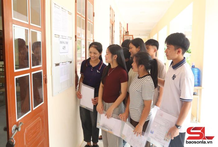 Các thí sinh điểm thi Trường THPT Sốp Cộp xem danh sách tại phòng thi.
