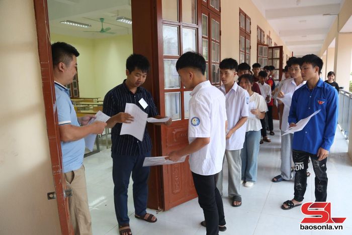 Thí sinh điểm thi Trường THPT Sốp Cộp làm thủ tục vào phòng thi.