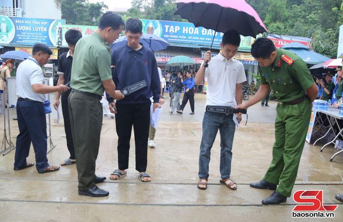 Kiểm tra thí sinh bằng thiết bị quét an ninh trước khi vào phòng thi.