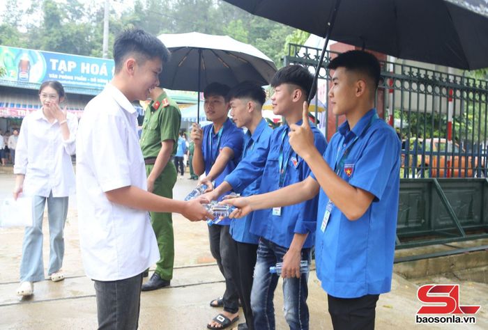 Đội tình nguyện phát nước miễn phí cho các thí sinh.