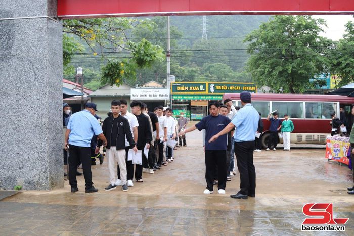 Lực lượng chức năng kiểm tra an ninh, đảm bảo an toàn khu vực thi
