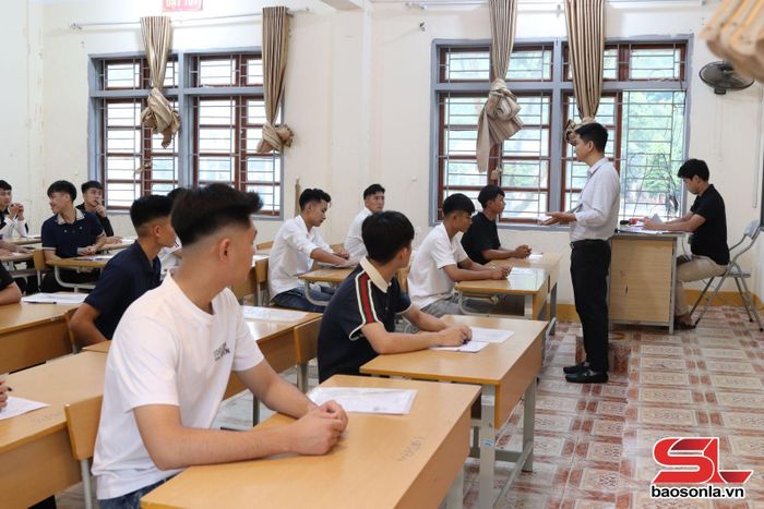 Cán bộ coi thi hướng dẫn thí sinh hoàn thiện các thủ tục dự thi