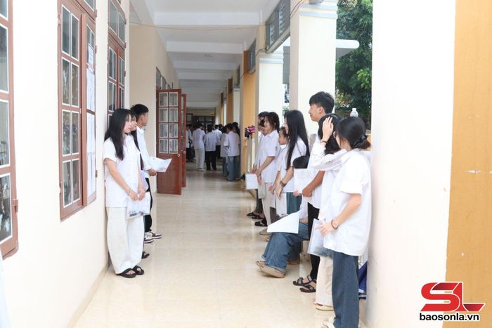 Thí sinh có mặt tại điểm thi trước giờ làm thủ tục vào phòng thi