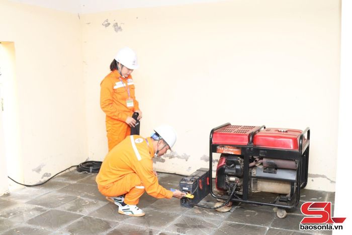 Cán bộ ngành Điện lực kiểm tra, đảm bảo nguồn điện phục vụ kỳ thi.