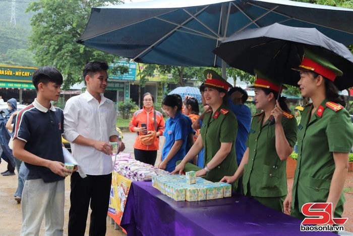 Cán bộ, chiến sĩ Trại tạm giam Công an tỉnh hỗ trợ sữa cho thí sinh tại điểm thi.