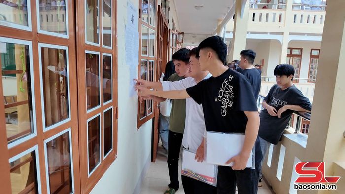 Thí sinh vào phòng thi tại điểm thi tốt nghiệp THPT 2026 xã Chiềng Sơn 