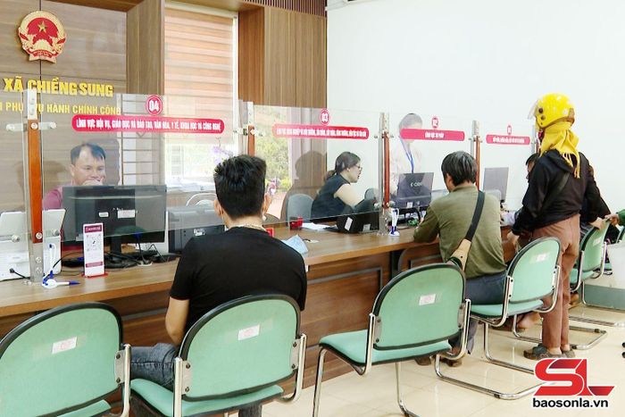 Người dân xã Chiềng Sung nộp hồ sơ TTHC tại Trung tâm Phục vụ hành chính công xã.