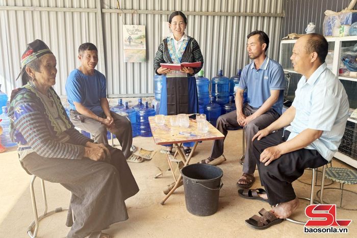 Cấp ủy Chi bộ bản Tong Tải A trao đổi về thực hiện nhiệm vụ phát triển kinh tế - xã hội.