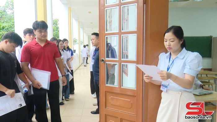 Thí sinh làm thủ tục dự thi.