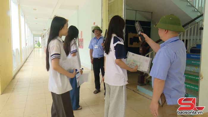 Lần đầu tiên, điểm thi được trang bị máy quét cầm tay để hỗ trợ an ninh an toàn.