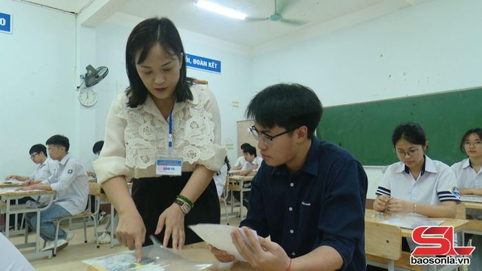 Cán bộ coi thi hướng dẫn thí sinh trước khi vào giờ thi.