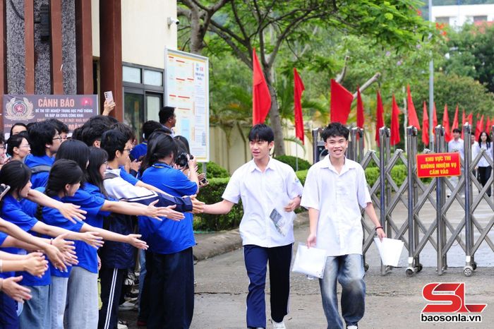 Thí sinh điểm thi Trường THPT Chuyên Sơn La phấn khởi hoàn thành bài thi môn Ngữ văn.