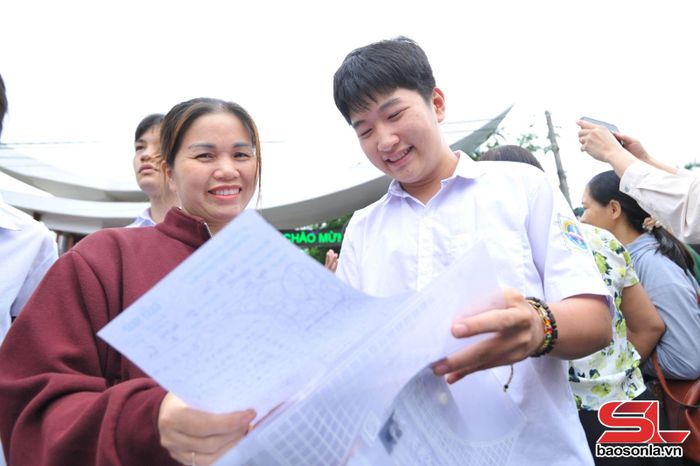 Thí sinh chia sẻ niềm vui với phụ huynh sau khi hoàn thành bài thi. Ảnh: Ngọc Khiêm