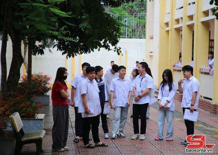 Thí sinh trao đổi bài sau môn thi Ngữ văn.