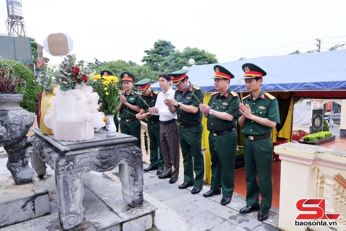 Đại biểu thắp hương tưởng niệm các Anh hùng liệt sĩ tại Nghĩa trang liệt sĩ phường Tô Hiệu
