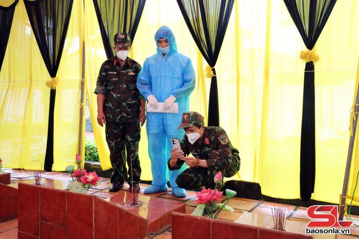 Lực lượng chức năng thực hiện số hóa thông tin quá trình lấy mẫu giám định, xác định danh tính hài cốt liệt sĩ