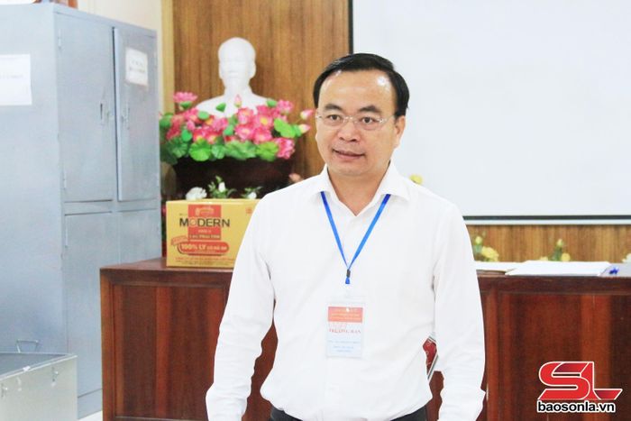 Đồng chí Phó Chủ tịch Thường trực UBND tỉnh phát biểu tại cuộc làm việc với điểm thi Trường THPT Phù Yên.