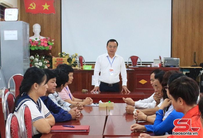 Đồng chí Phó Chủ tịch Thường trực UBND tỉnh kiểm tra thi tại Trường THPT Phù Yên.