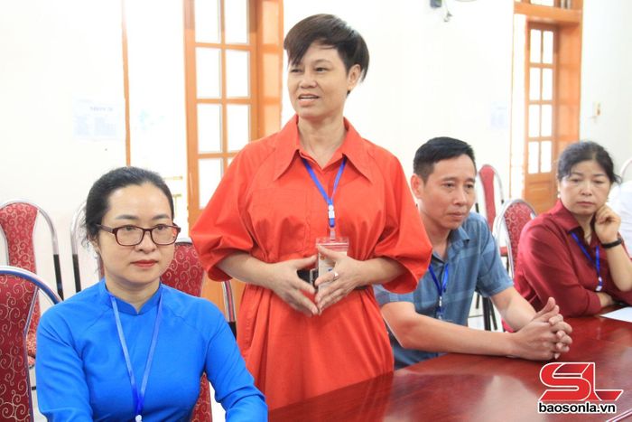 Đại diện cán bộ giám sát của Bộ Giáo dục và Đào tạo phát biểu tại cuộc làm việc.