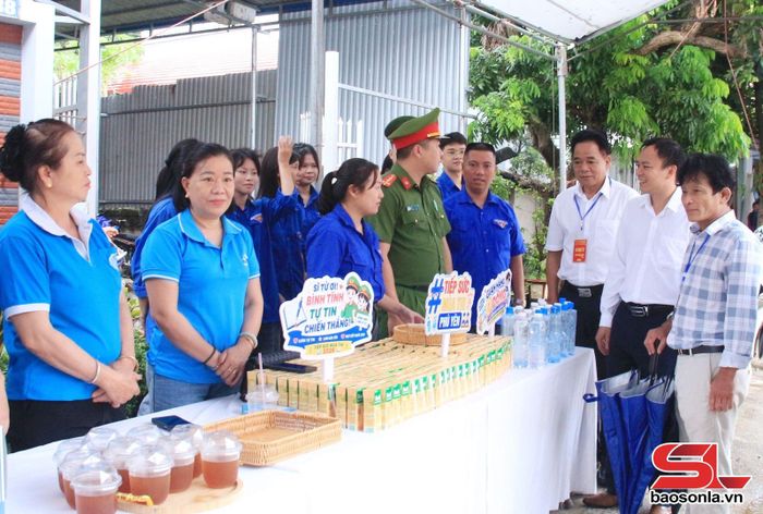Đoàn viên thanh niên tham gia tiếp sức mùa thi.
