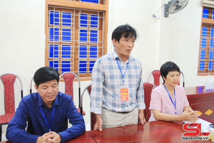 Trưởng điểm thi Trường THPT Phù Yên báo cáo tại cuộc làm việc với đồng chí Phó Chủ tịch Thường trực UBND tỉnh.