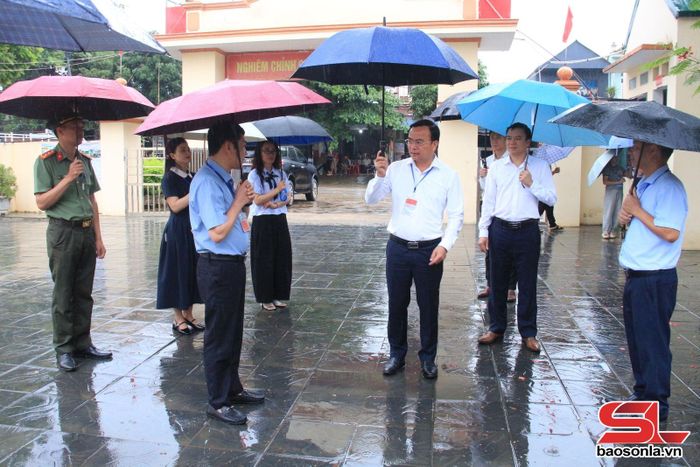 Đoàn công tác kiểm tra công tác tổ chức thi tại Trường THPT Gia Phù.