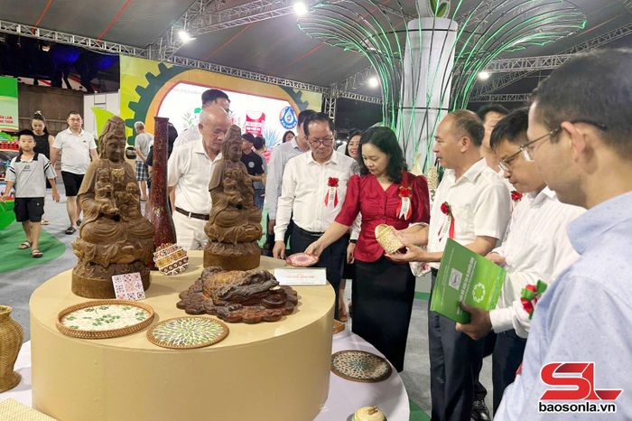 Đại biểu tham quan gian hàng trưng bày các sản phẩm công nghiệp nông thôn năm 2025. Ảnh Lưu Hiền.