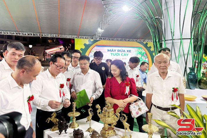 Các đại biểu tham quan khu trưng bày các sản phẩm công nghiệp nông thôn. Ảnh: Lưu Hiền.