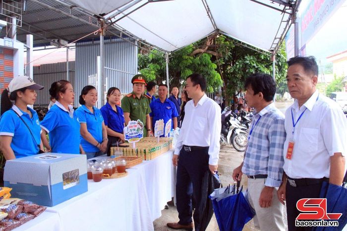 Các lực lượng tình nguyện viên tham gia hỗ trợ thí sinh tại xã Phù Yên.