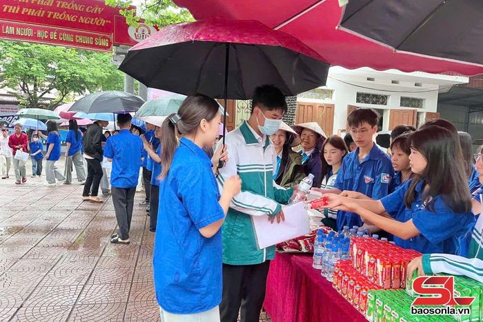 Tình nguyện viên hỗ trợ thí sinh tại Trường THPT Mộc Lỵ, phường Mộc Sơn. Ảnh CTV
