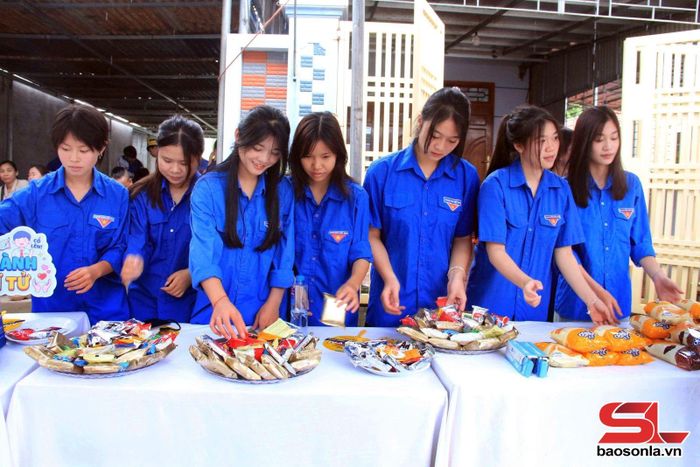ĐVTN tham gia hỗ trợ tại điểm thi Trường THPT Phù Yên.