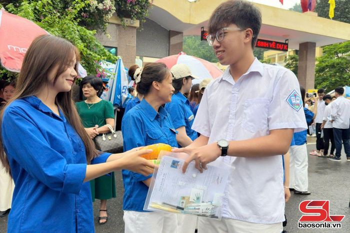 ĐVTN phát nước uống miễn phí cho thí sinh tại điểm thi Trường THPT Tô Hiệu. Ảnh Đức Anh