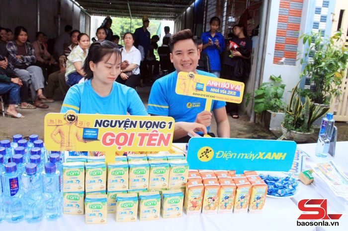 Một doanh nghiệp tham gia tiếp sức mùa thi tại xã Phù Yên.