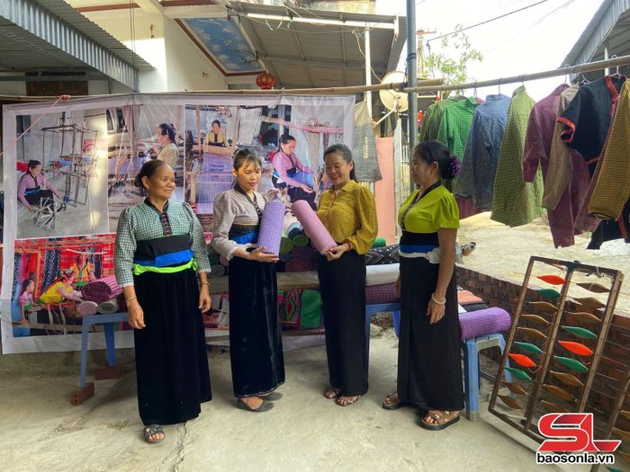 Sản phẩm thổ cẩm của hội viên phụ nữ xã Gia Phù.