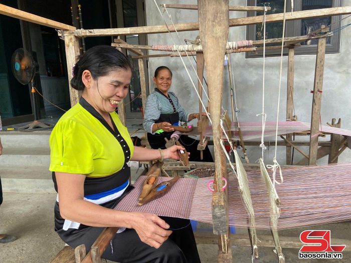 Hội viên phụ nữ xã Gia Phù dệt vải thổ cẩm.
