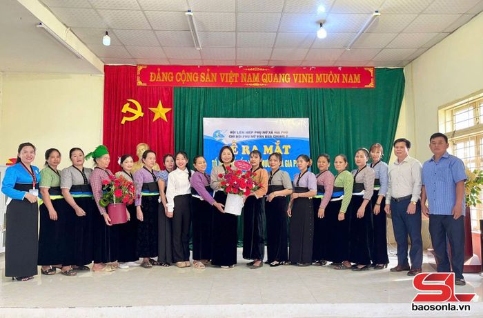 Lễ ra mắt Tổ dệt vải thổ cẩm Thái, Mường xã Gia Phù.