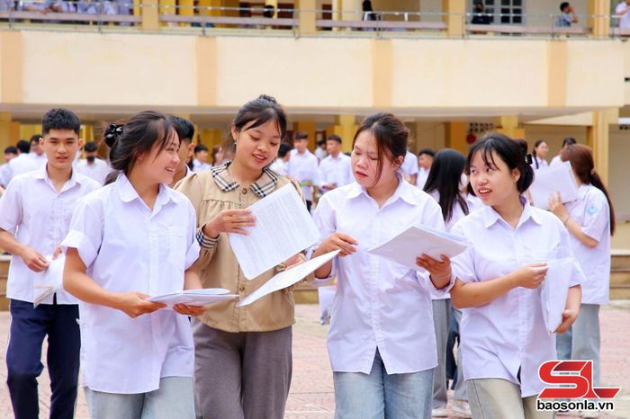 Các thí sinh trao đổi bài sau buổi thi.