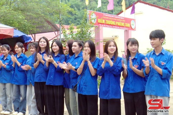 Lực lượng tình nguyện viên cổ vũ các thí sinh Trường THCS&THPT Nguyễn Du hoàn thành môn thi.