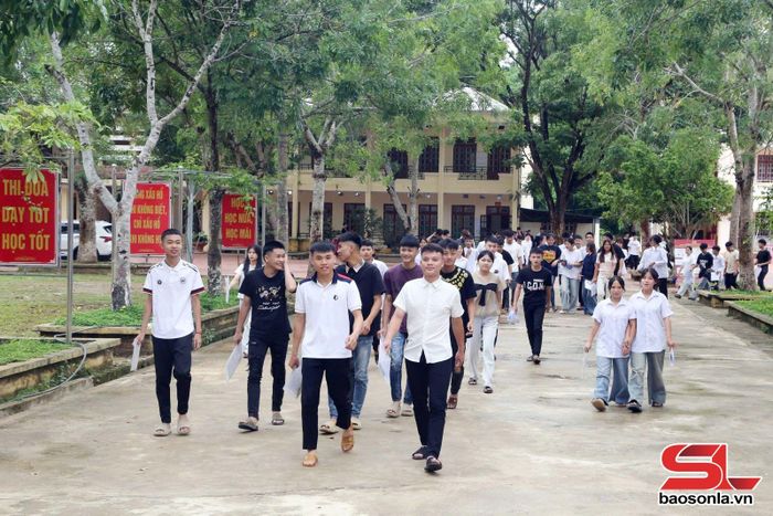 Các thí sinh điểm thi Trường THPT Sốp Cộp hoàn thành thi môn Toán.