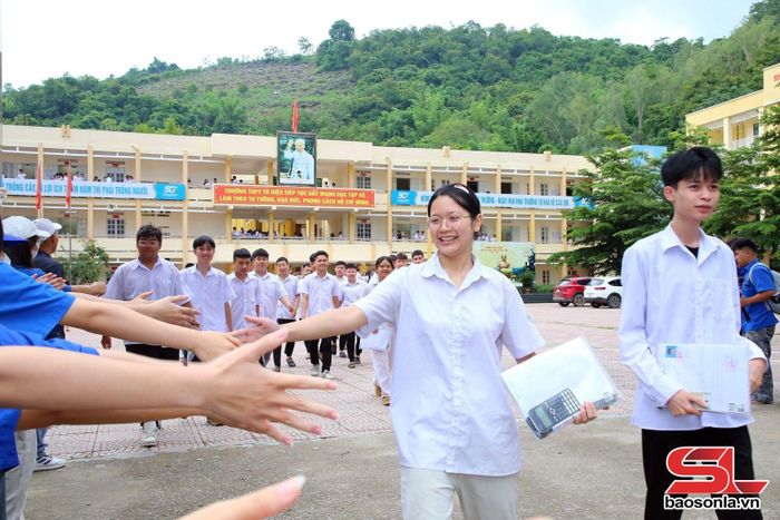 Thí sinh tại điểm thi Trường THPT Tô Hiệu phấn khởi hoàn thành bài thi môn Toán.