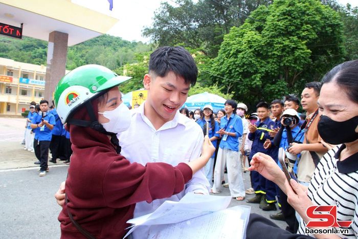 Nhiều thí sinh phấn khởi vì làm được bài.