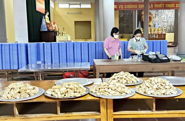 Cán bộ Phòng An toàn thực phẩm, Sở Y tế test các mẫu thực phẩm phục vụ bữa ăn trưa miễn phí cho các thí sinh. Ảnh: Minh Hoa