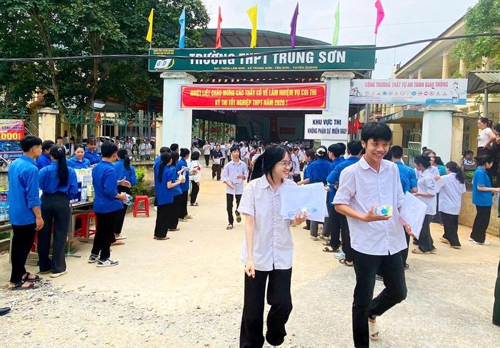 Thí sinh tại điểm trường THPT Trung Sơn hoàn thành môn thi đầu tiên. Ảnh: Minh Thủy