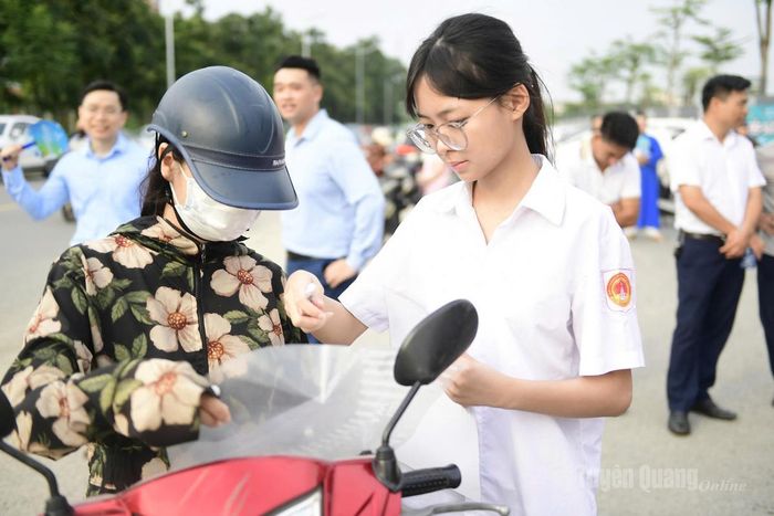 Thí sinh kiểm tra các vật dụng cần thiết trước khi vào thi. Ảnh Quốc Việt.