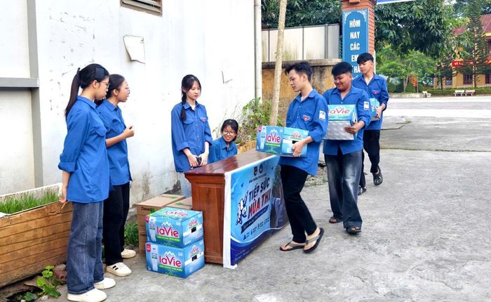Đoàn viên thanh niên tham gia Tiếp sức mùa thi tại Điểm thi trường THPT Na Hang. Ảnh: Thanh Phúc
