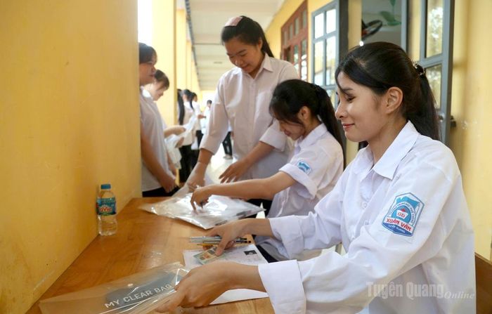 Thí sinh kiểm tra lại đồ dùng học tập trước khi bước vào phòng thi tại Điểm thi Trường THPT Xuân Vân. Ảnh: Hảo Lê