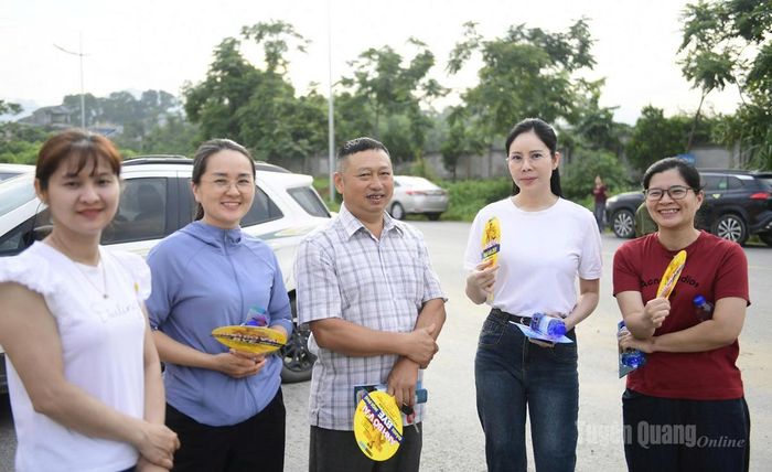 Phụ huynh của các em học sinh có mặt tại điểm thi Trường THPT Chuyên Tuyên Quang động viên con, em trước lúc vào thi. Ảnh Quốc Việt.