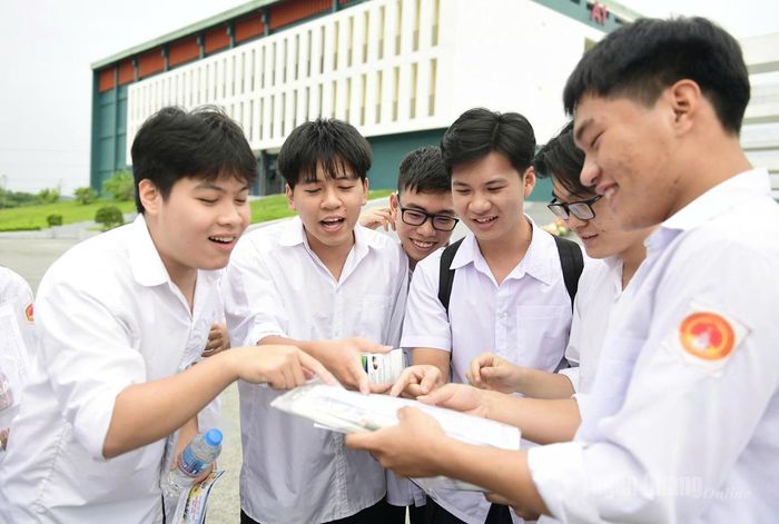 Niềm vui của thí sinh sau khi hoàn thành môn thi đầu tiên. Ảnh Quốc Việt.